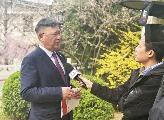 应逐渐放开高品质住宅、私人游艇、低空飞行等消费限制