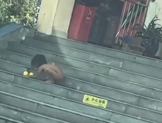 最新!公安机关对“野人小孩”父母展开调查,家人称将让孩子落户北京,同意不让孩子赤裸爬行,律师提醒