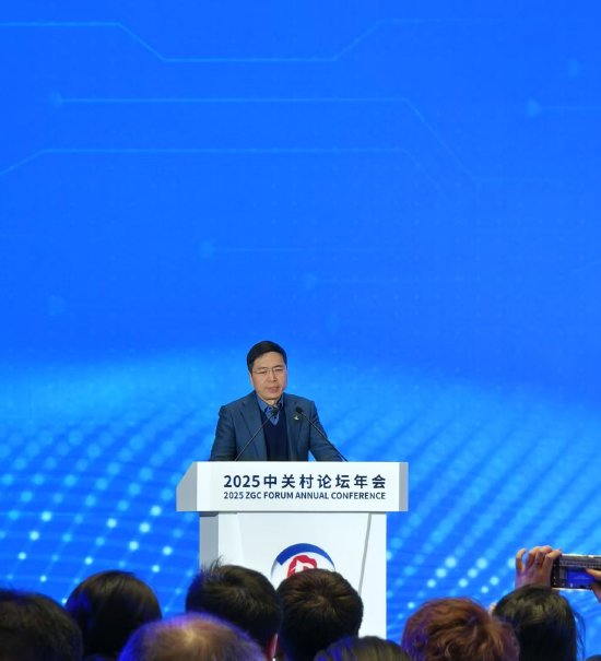 北大人工智能研究院院长朱松纯：我们被美国的AI叙事带偏了，盲目跟随难以创新