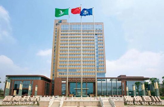 泰州儿科药大佬交棒“80后”儿子？父子年薪超730万元，公司业绩承压却大方分红
