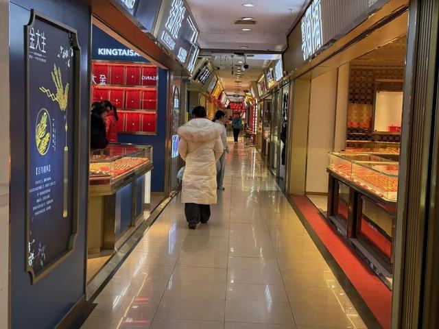 “道具黄金市场都涨了!”金价狂飙下,有人放弃“结婚三金”买道具