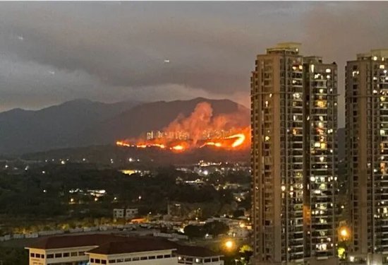 持续燃烧数小时!香港突发山火,连绵上百米,深圳多处可见“火龙”,最新消息